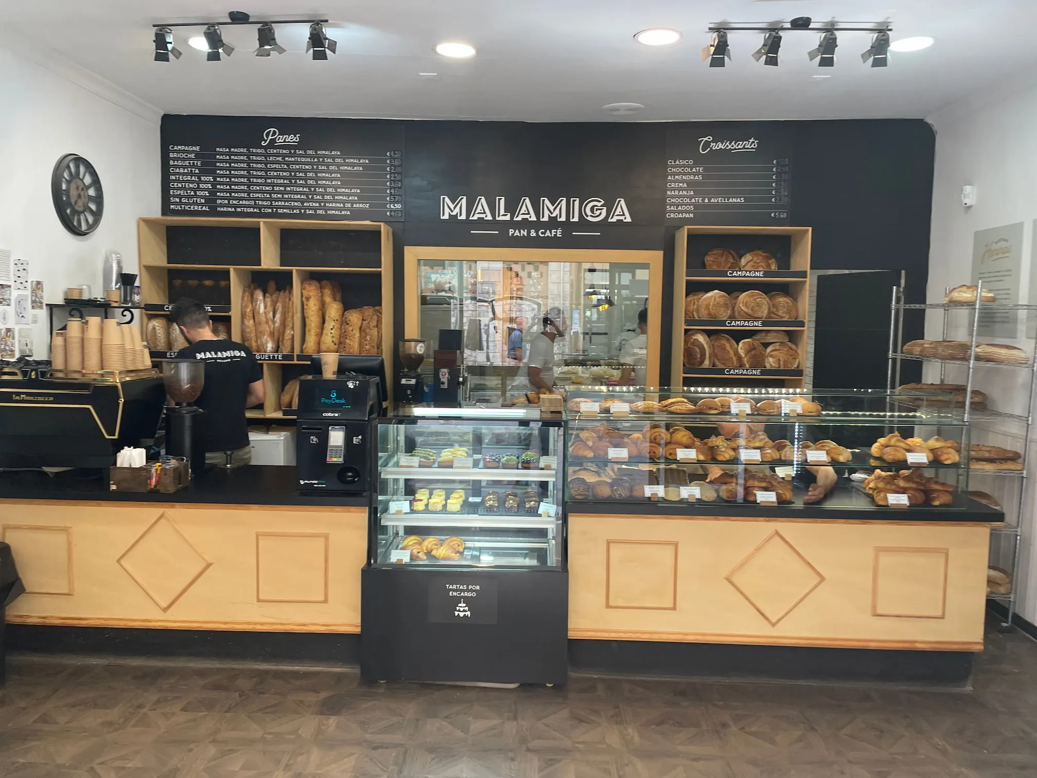 Interior de Malamiga, cafetería y obrador en el centro de Granada